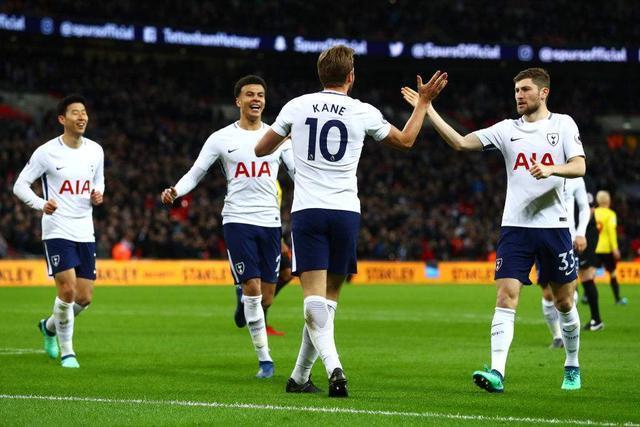 周琦扭伤膝盖痛苦倒地 被担架抬出球场